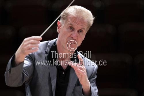 Deutsche Dirigent Christoph Poppen leitet das Kölner Kammerorchester in der Philharmonie Köln (© Thomas Brill)